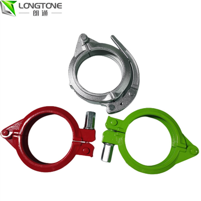 Montando della pompa per calcestruzzo gli accessori per tubi rompono la fascetta stringituba di tubo di gomma